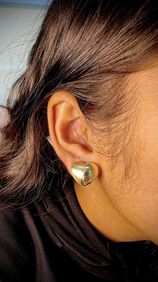 18kt Heart - Shaped Gold Earrings – Shiny Rough Finish - Kakadia Jewels