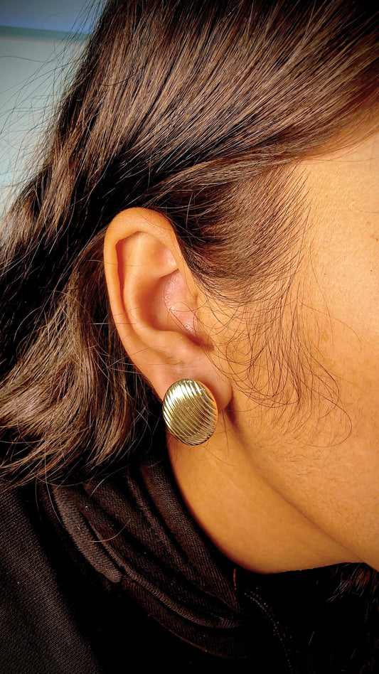 18kt Oval Gold Earrings – Ribbed Design - Kakadia Jewels