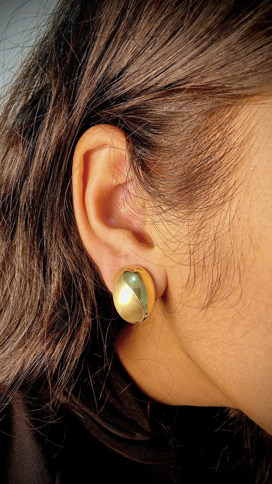 18kt Oval Gold Earrings – Shiny Rough Finish - Kakadia Jewels