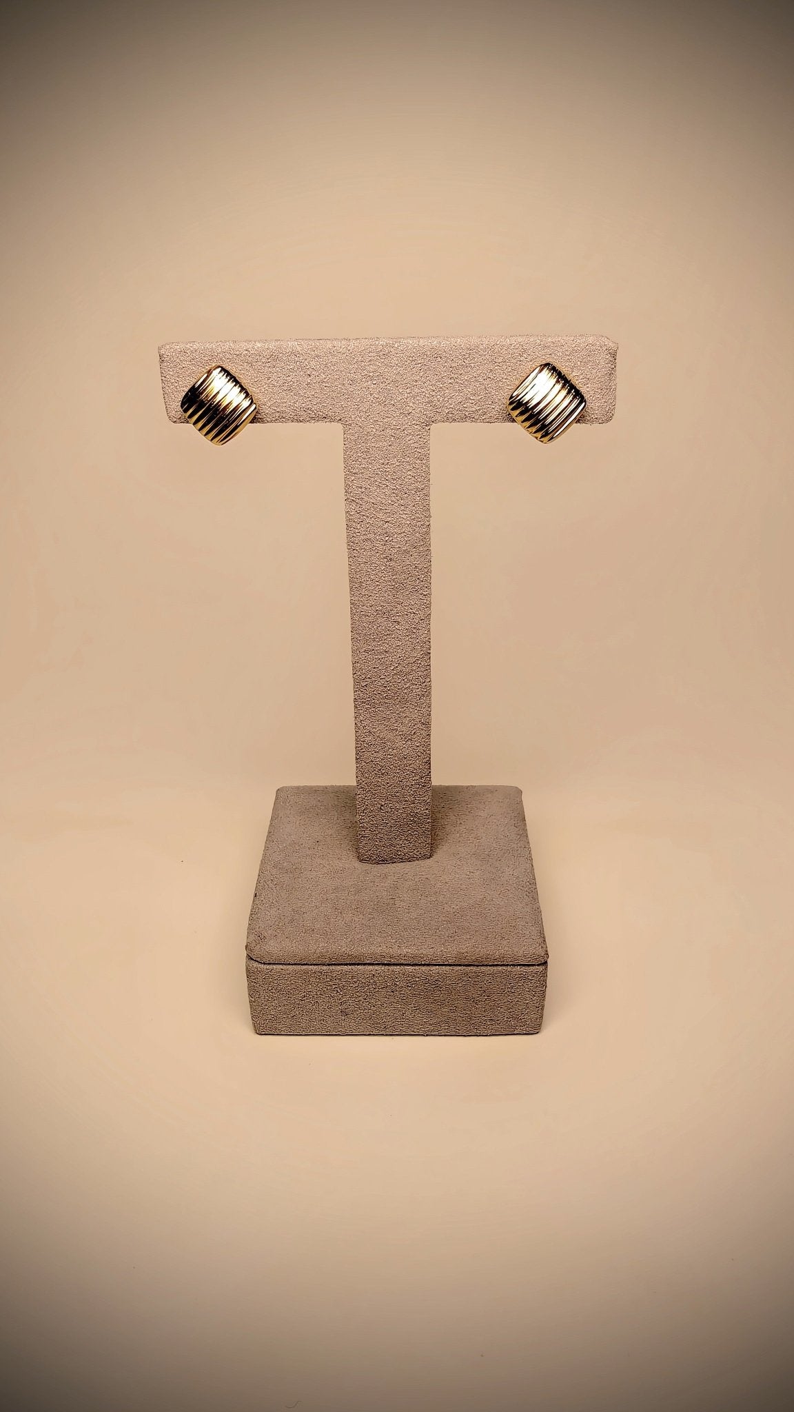 18kt Square Gold Earrings - Ribbed Design - Kakadia Jewels