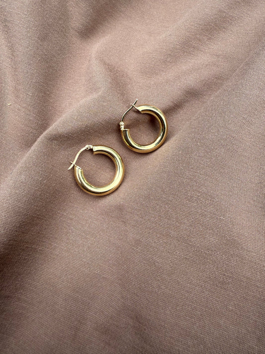 📝 The Guide to 18kt Gold Earrings: Hoops, Studs & Dangles - Kakadia Jewels