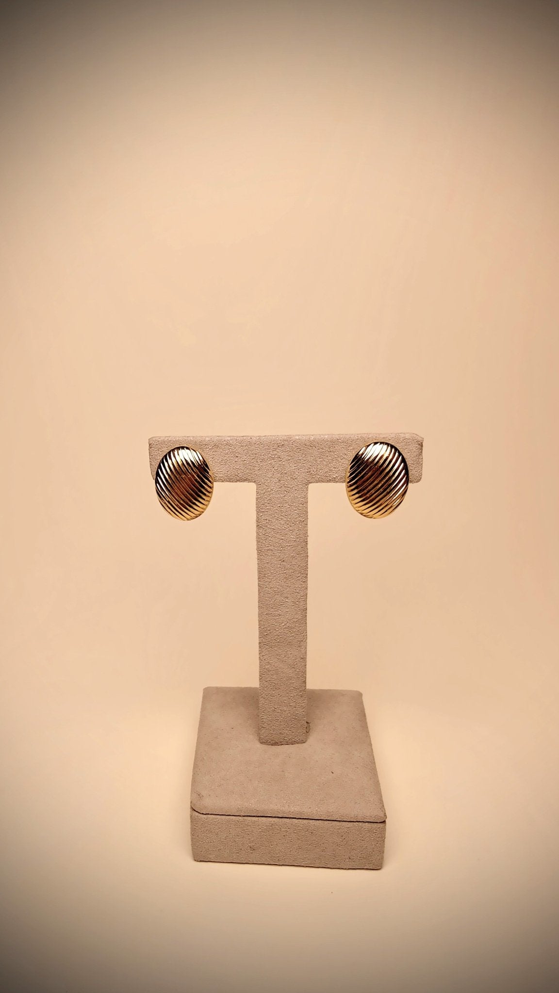 18kt Oval Gold Earrings – Ribbed Design - Kakadia Jewels