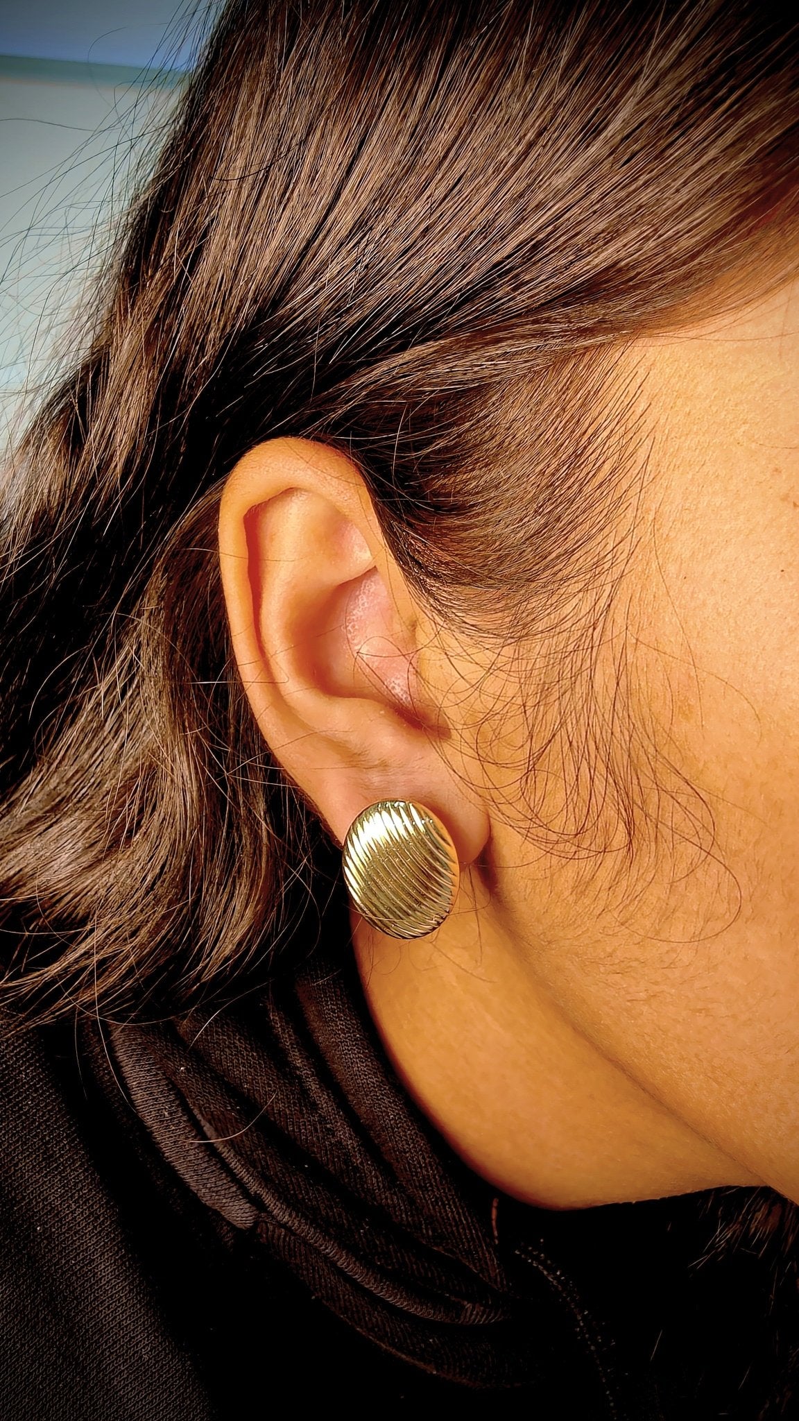 18kt Oval Gold Earrings – Ribbed Design - Kakadia Jewels