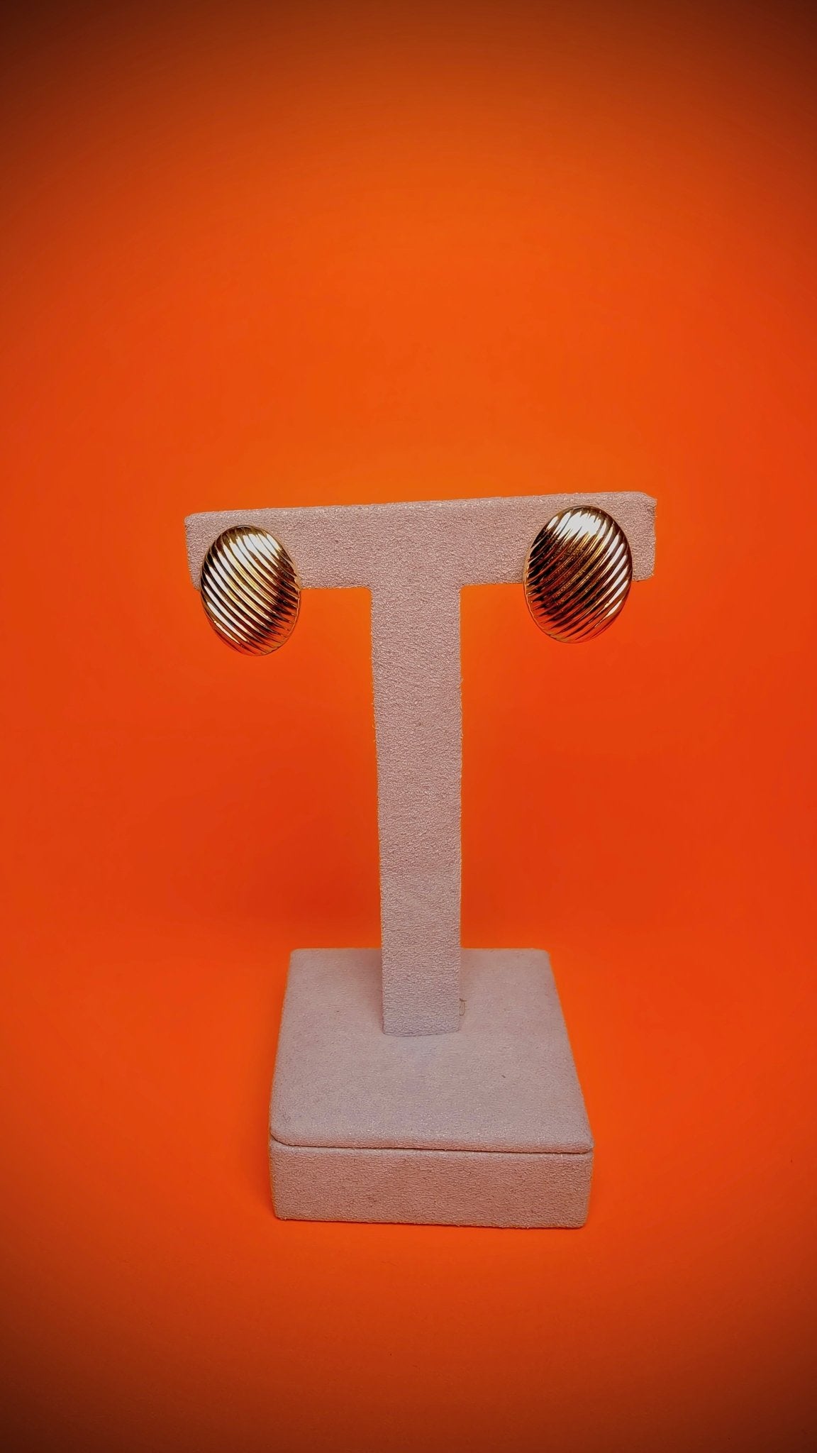 18kt Oval Gold Earrings – Ribbed Design - Kakadia Jewels